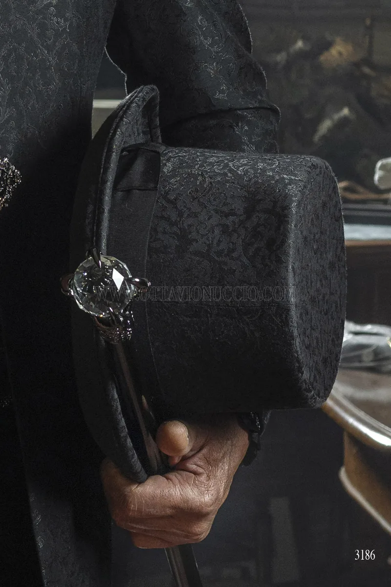Redingote Damascata Nera – Stile Gotico Aristocratico 7