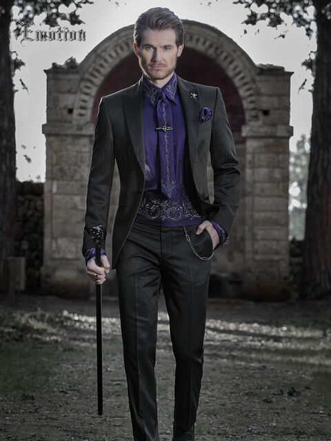 Abito da sposo nero con camicia viola