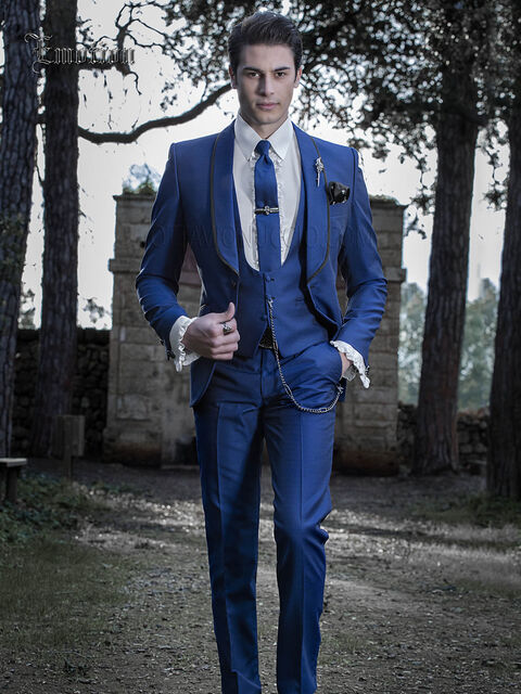 Abito da sposo blu elettrico uomo stile moderno