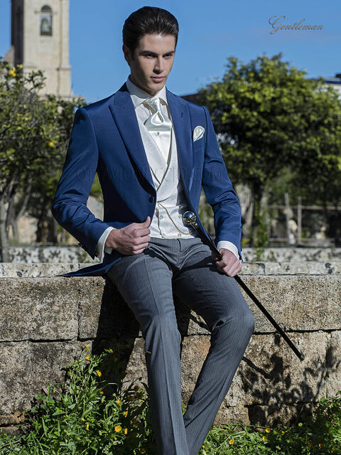 Abito da sposo con giacca blu elettrico e pantalone grigio
