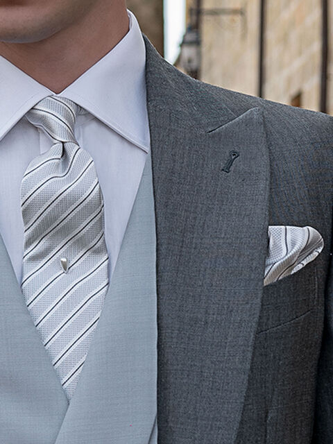 Cravatta e fazzoletto seta jacquard righe grigio su fondo bianco