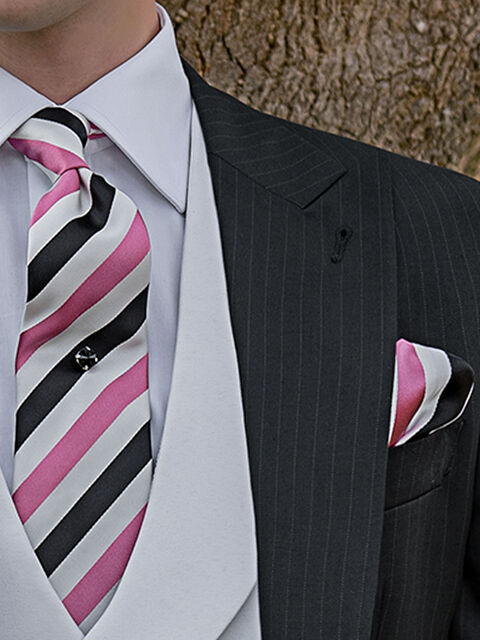Cravatta e fazzoletto in seta jacquard righe su fondo bianco