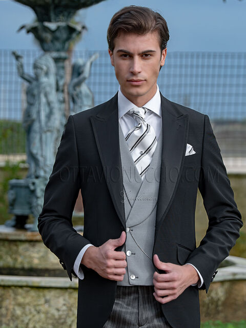 Abito mezzo tight nero, pantalone rigato e gilet grigio