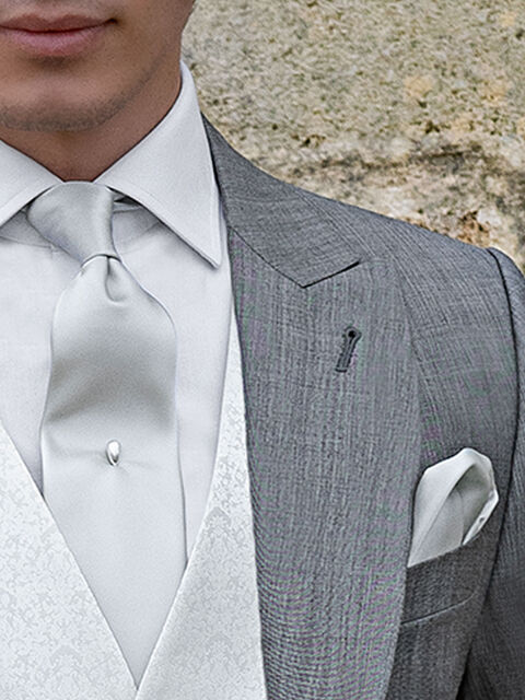 Cravatta grigio chiarissimo in raso