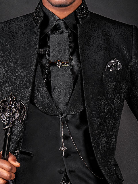 Gilet collo sciallato in raso nero con rever damascato