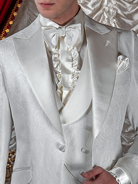 Gilet doppiopetto in tessuto jacquard damascato bianco, con rever sciallato di tessuto in raso bianco