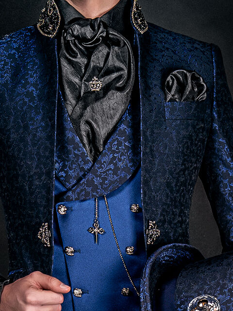 Gilet doppiopetto in raso blu, con rever sciallato di tessuto damascato