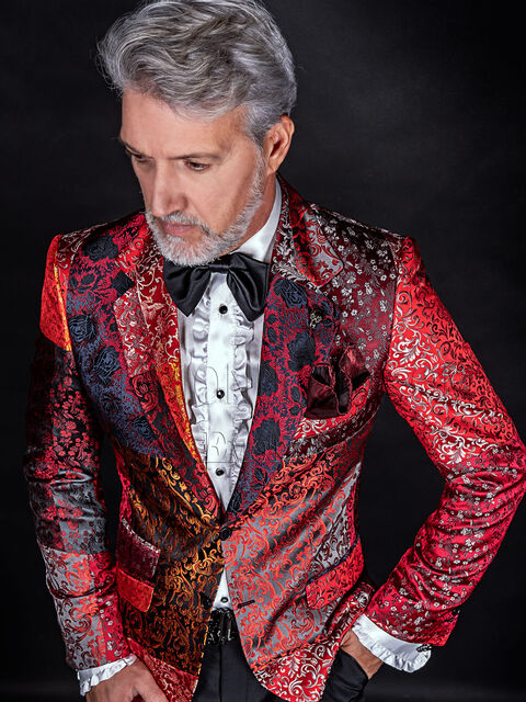 Giacca in seta patchwork rossa con pantalone nero moda uomo