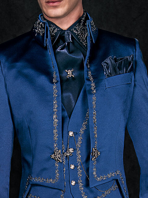 Gilet in raso blu con ricamo gotico argento e 4 bottoni fantasia