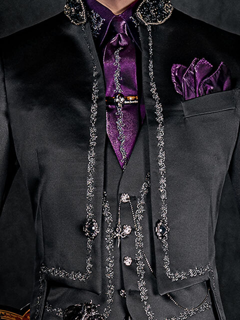 Gilet in raso nero con ricamo gotico argento e 4 bottoni fantasia