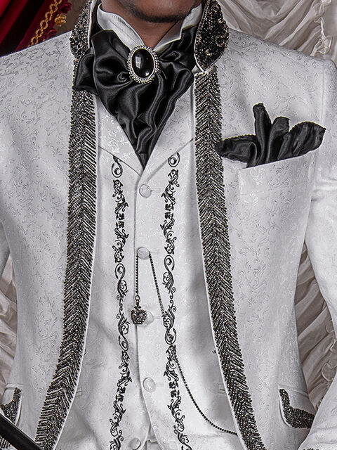 Gilet damascato bianco con ricamo nero