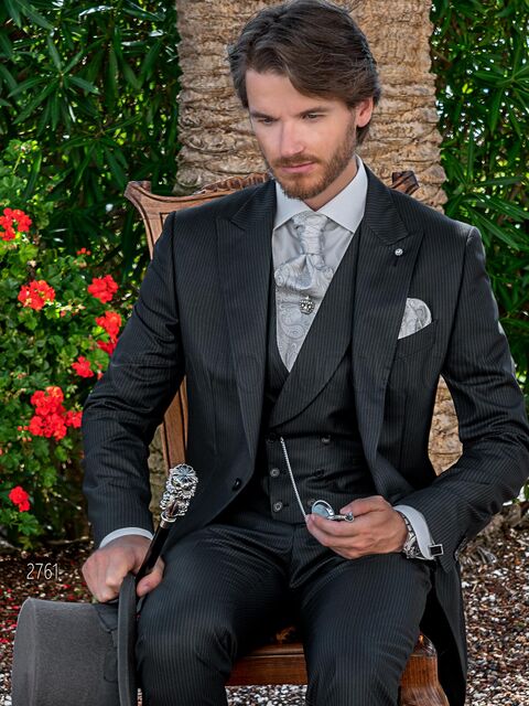 Mezzo-Tight moderno nero gessato e gilet doppiopetto