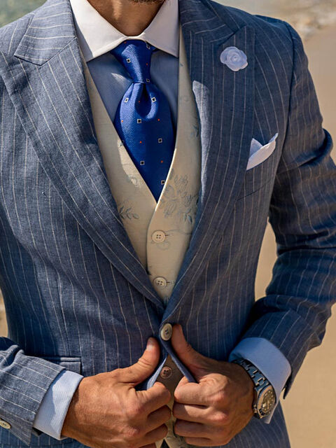 Gilet in lino bianco con ricamo a fiori celeste
