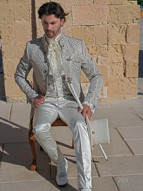 Abito cerimonia stile barocco con giacca broccata e pantalone avorio