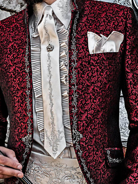 Camicia e accessori in microfibra di raso grigio perla con ricamo drago argento