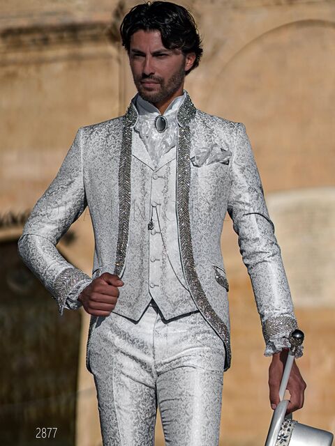 Abito barocco di lusso damascato grigio perla con passamaneria di cristalli