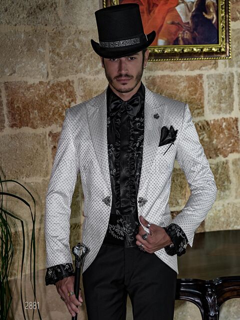 Abito stile steampunk, giacca raso bianca ricamo argento e pantalone nero