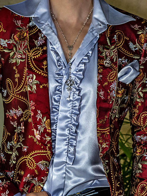 Camicia in raso celeste con volant