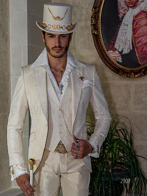 Abito cerimonia beige stile steampunk, giacca in jacquard e pantalone in tinta