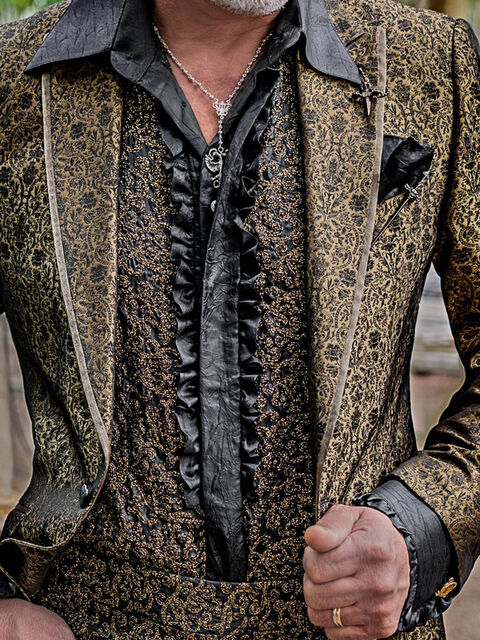 Camicia in tessuto effetto stropicciato nero con ricamo oro e volant