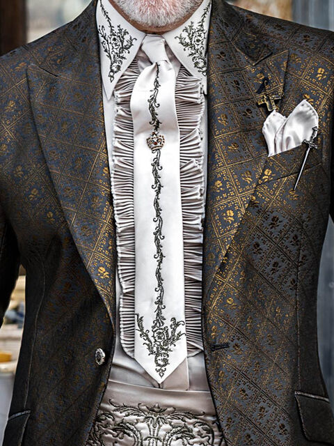 Camicia e accessori in microfibra di raso grigio perla con ricamo drago nero e oro