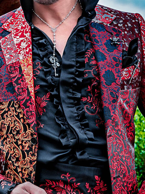 Camicia in raso nero con ricamo rosso e volant