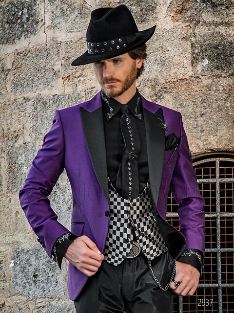 Giacca cerimonia moda viola, pantalone nero, gilet disegno “a scacchi”