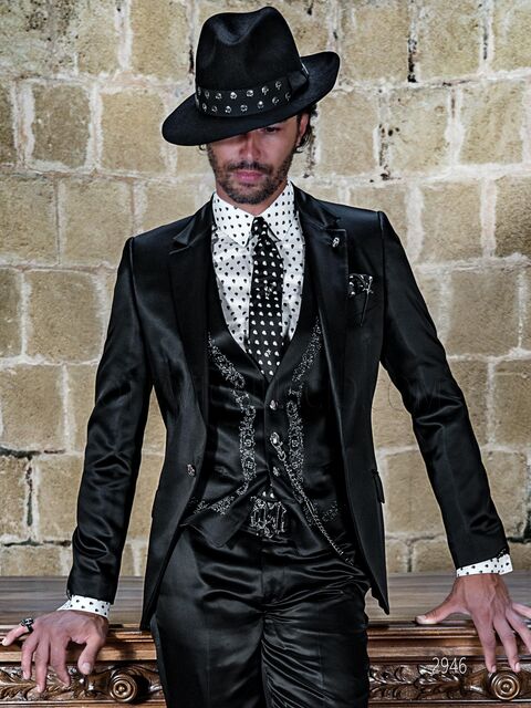 Abito cerimonia moda in tessuto lucido nero e gilet con ricamo argento