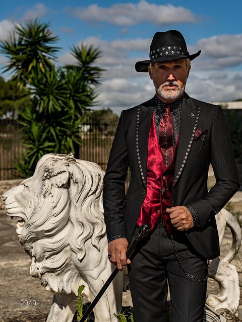 Abito stile steampunk nero con applicazioni a forma di teschio