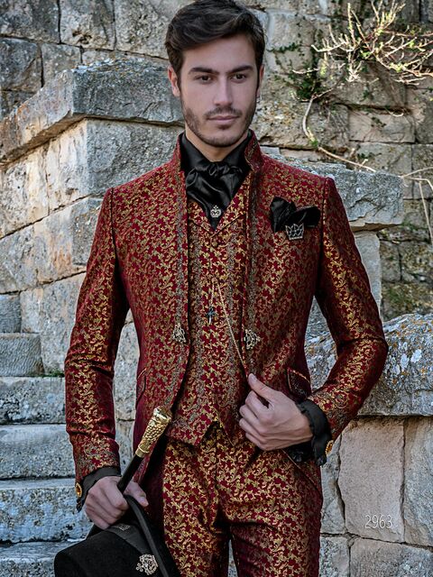 Abito completo in stile gotico damascato rosso e oro con ricamo oro e nero
