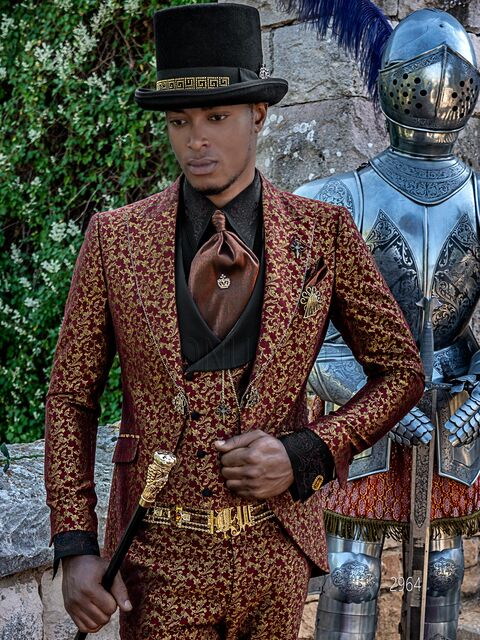 Abito in stile gotico particolare damascato rosso e oro con strass sul rever