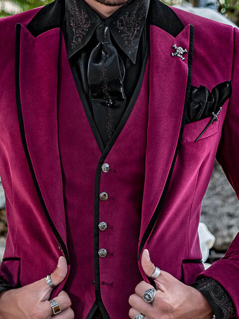 Gilet in velluto fucsia con profilo nero