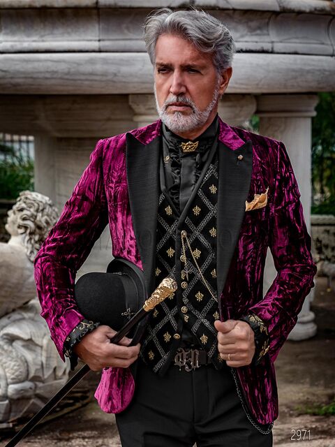 Smoking stile aristocratico in velluto stropicciato viola con pantalone nero