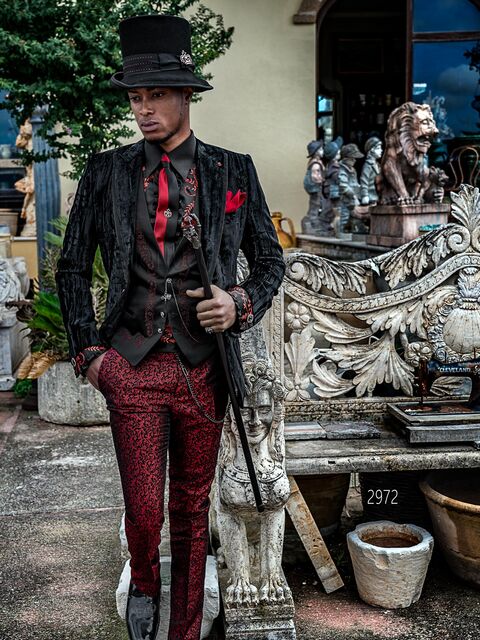 Blazer stile aristocratico velluto stropicciato nero e pantalone damascato rosso