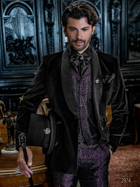 Giacca doppiopetto stile aristocratico velluto nero, gilet e pantalone viola
