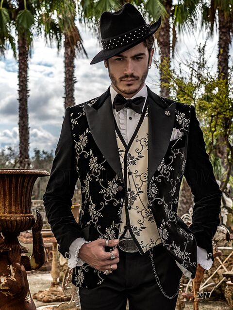 Abito particolare da uomo nero con ricamo floreale chiaro con pantalone nero