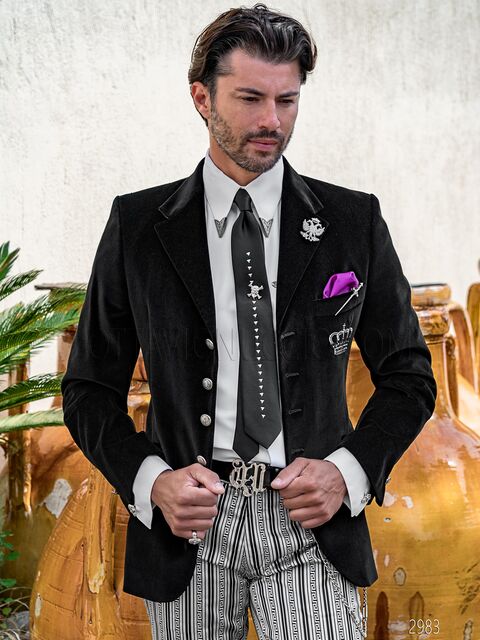 Abito uomo elegante in velluto nero ricamo corona e pantalone particolare