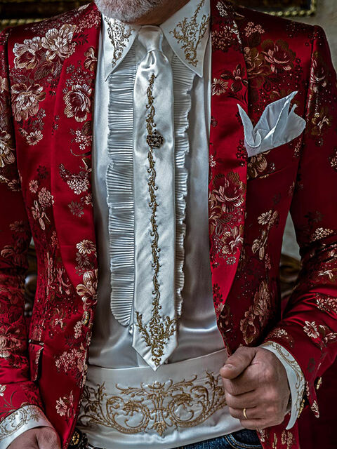 Camicia e accessori in microfibra di raso bianco con ricamo drago oro