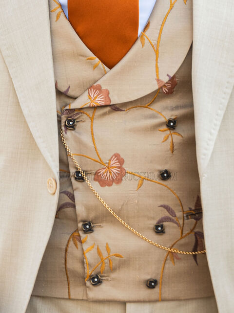 Gilet sciallato in seta shantung beige con ricami