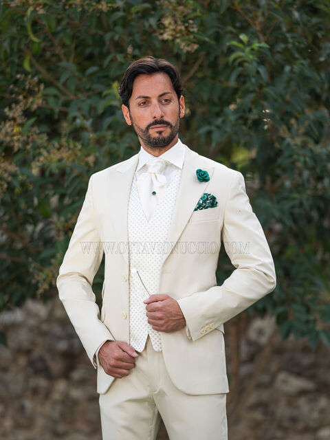Abito da sposo panna per matrimoni in giardino