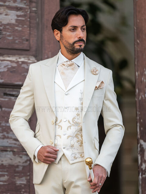 Abito da sposo beige con gilet ricamo macramè