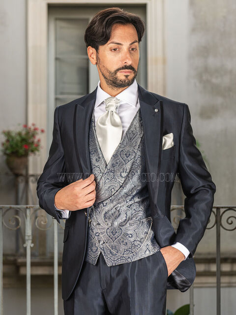 Abito da sposo blu con profilo sul rever e gilet damascato