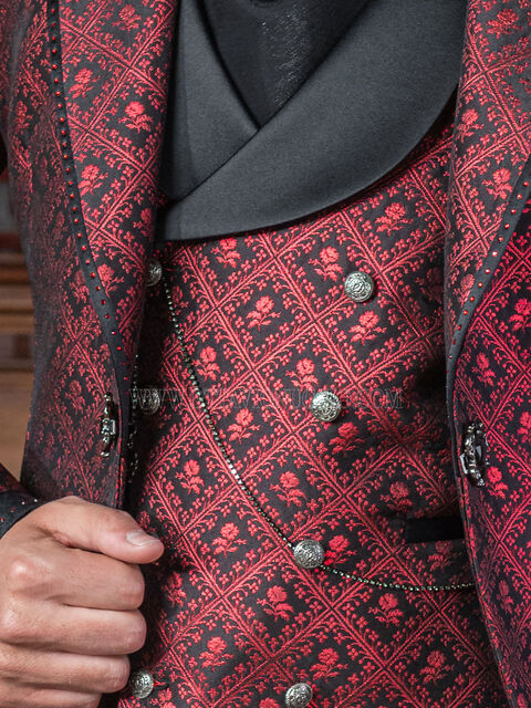 Gilet doppiopetto broccato a quadri rosso, rever sciallato raso nero