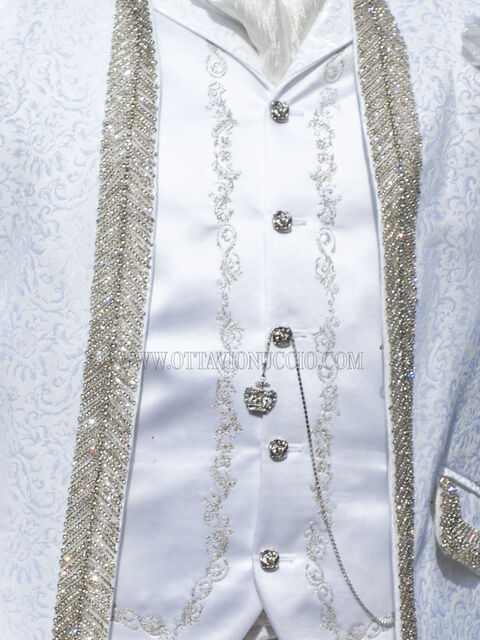 Gilet con rever d'epoca raso bianco ricamato argento