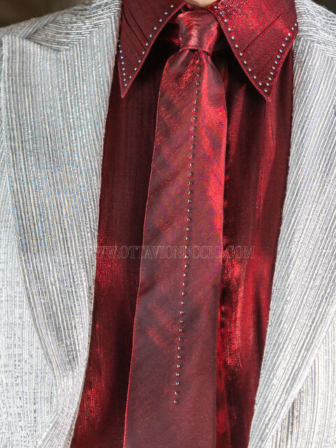 Cravatta e Fazzoletto in lurex rosso con strass fumè applicato