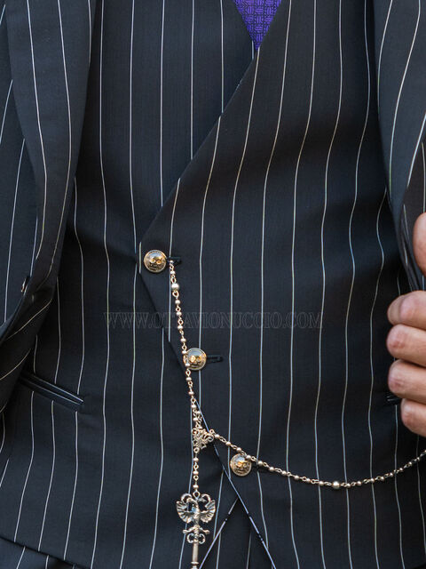 Gilet asimmetrico nero gessato bianco