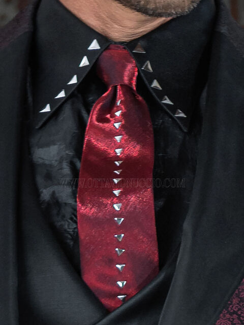 Cravatta in lurex rosso con applicazioni