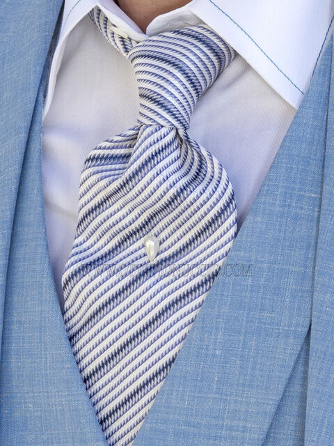 Cravatta in seta jacquard a righe regimental blu