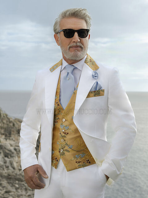Abito da Cerimonia in Cotone Bianco con Gilet e Dettagli in Seta Oro