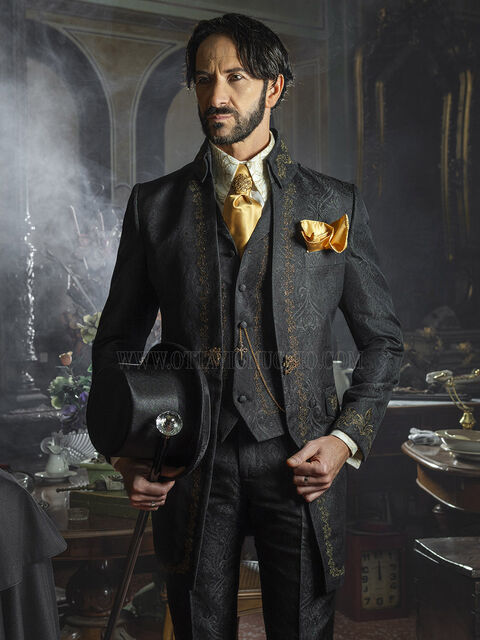 Redingote Aristocratica in Jacquard Nero con Ricami Oro Antico